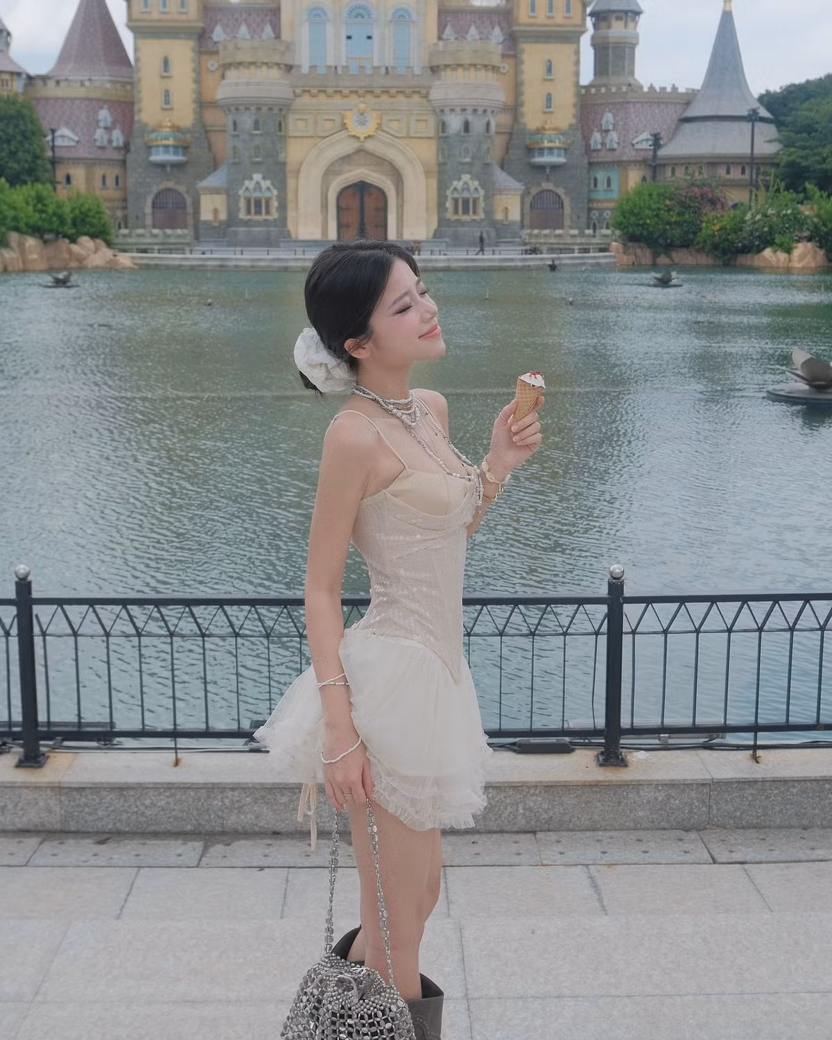 Sở hữu vẻ đẹp trong trẻo cùng thần thái cuốn hút, Khánh Ly - hot girl nổi bật từng là học sinh trường chuyên luôn biết cách thu hút sự chú ý mỗi khi xuất hiện.