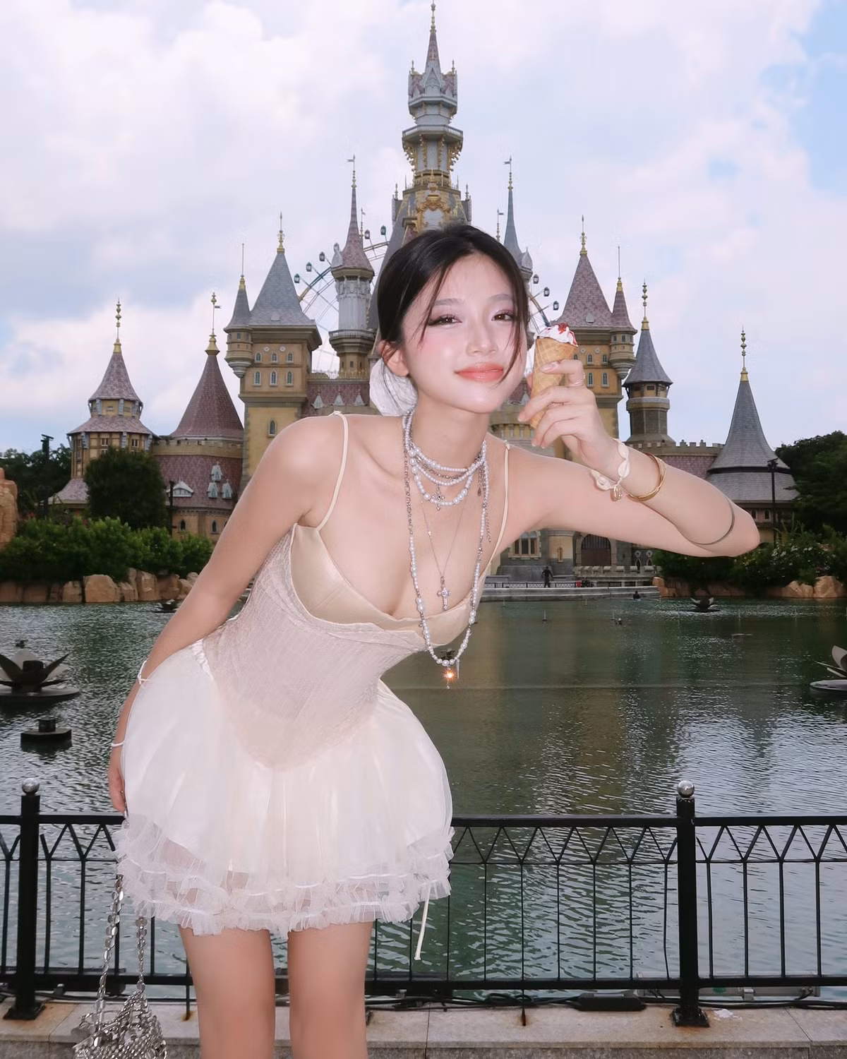 Điểm nhấn nằm ở chiếc túi xách lấp lánh tạo nên sự hài hòa giữa nét kiêu sa và sự dễ thương, tinh nghịch.