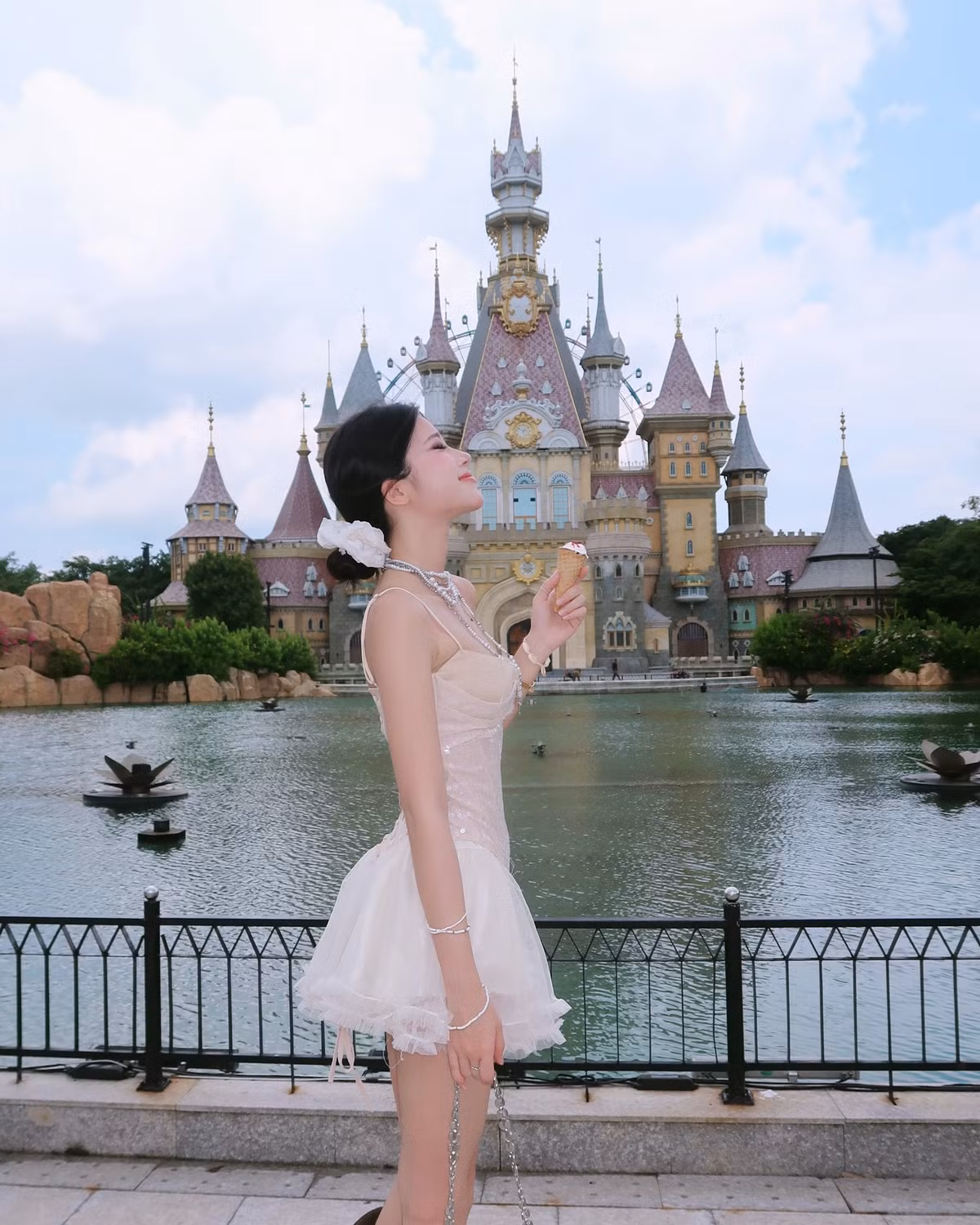 Khánh Ly hiện hoạt động chủ yếu trong lĩnh vực sáng tạo nội dung thời trang và lifestyle trên nền tảng mạng xã hội như TikTok, Instagram và Facebook. Cô nàng thường xuyên chia sẻ những video biến hóa phong cách thời trang, tips phối đồ, skincare, cũng như các chuyến đi du lịch đầy cảm hứng.