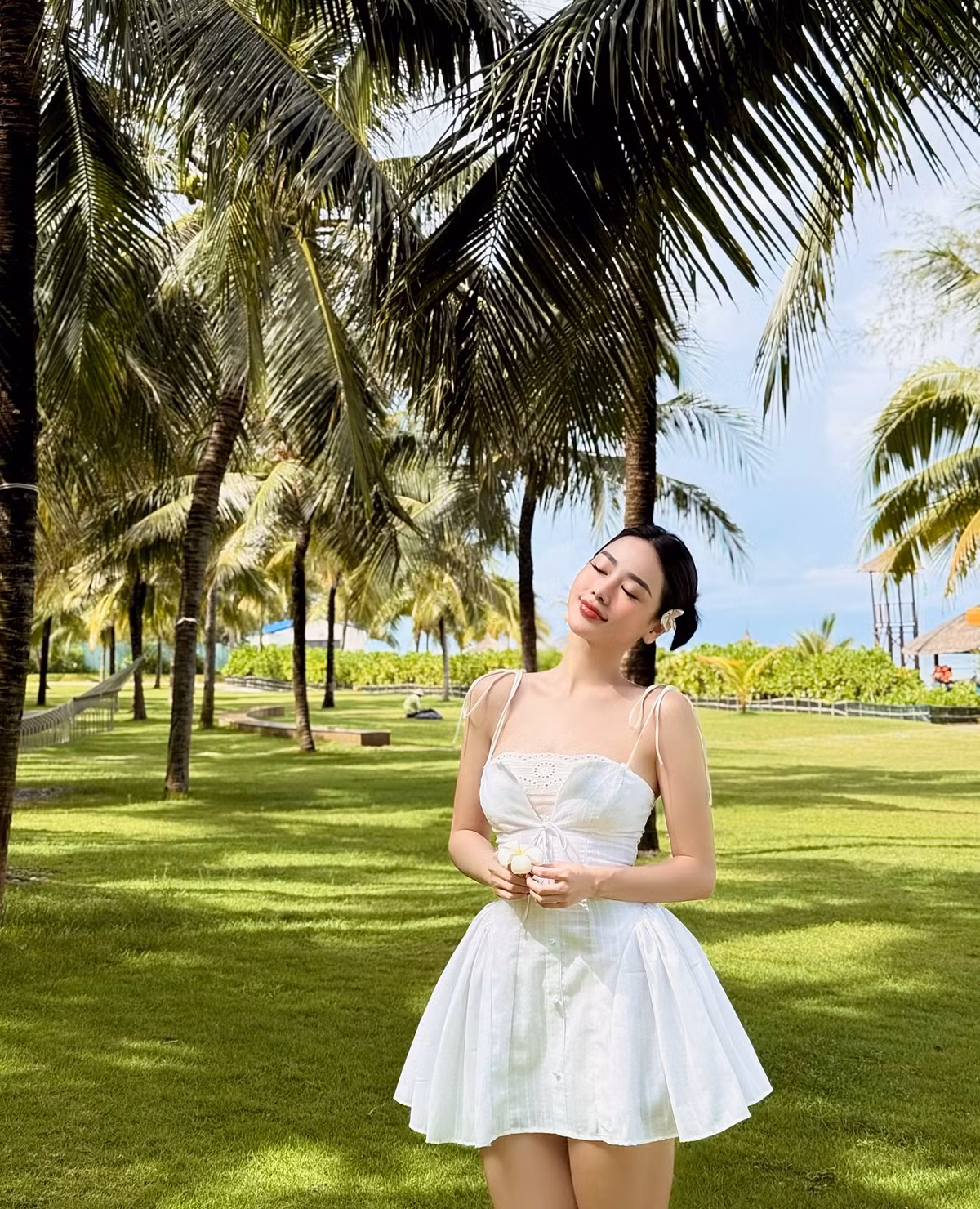Thiết kế khoét ngực nhẹ nhàng cùng chi tiết cúp ngực tinh tế càng giúp khoe khéo vòng một đầy đặn.