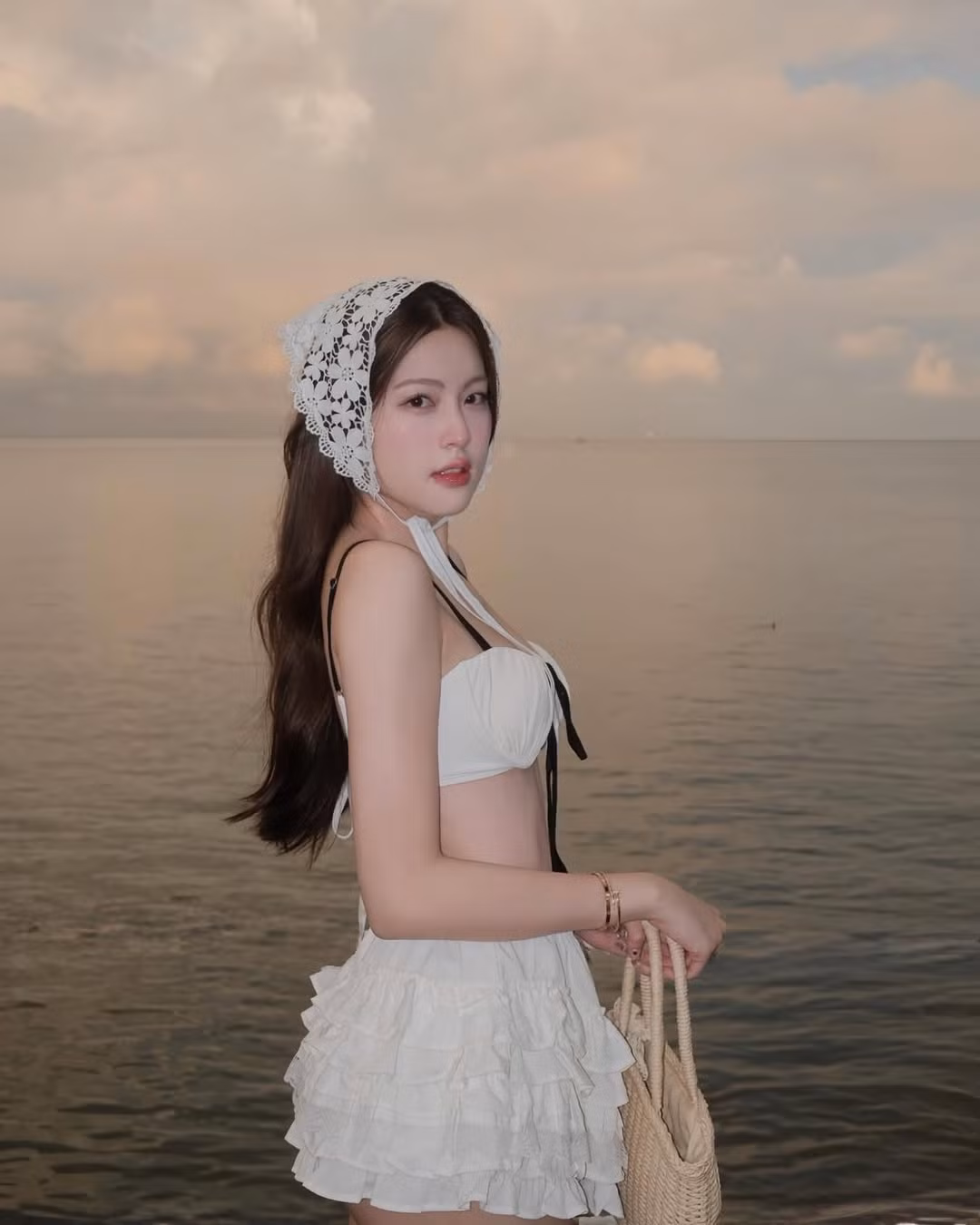 Phần chân váy cũng khéo léo tạo độ che phủ nhẹ nhàng cho phần dưới, khiến tổng thể trở nên kín đáo một cách duyên dáng chứ không quá gợi cảm.