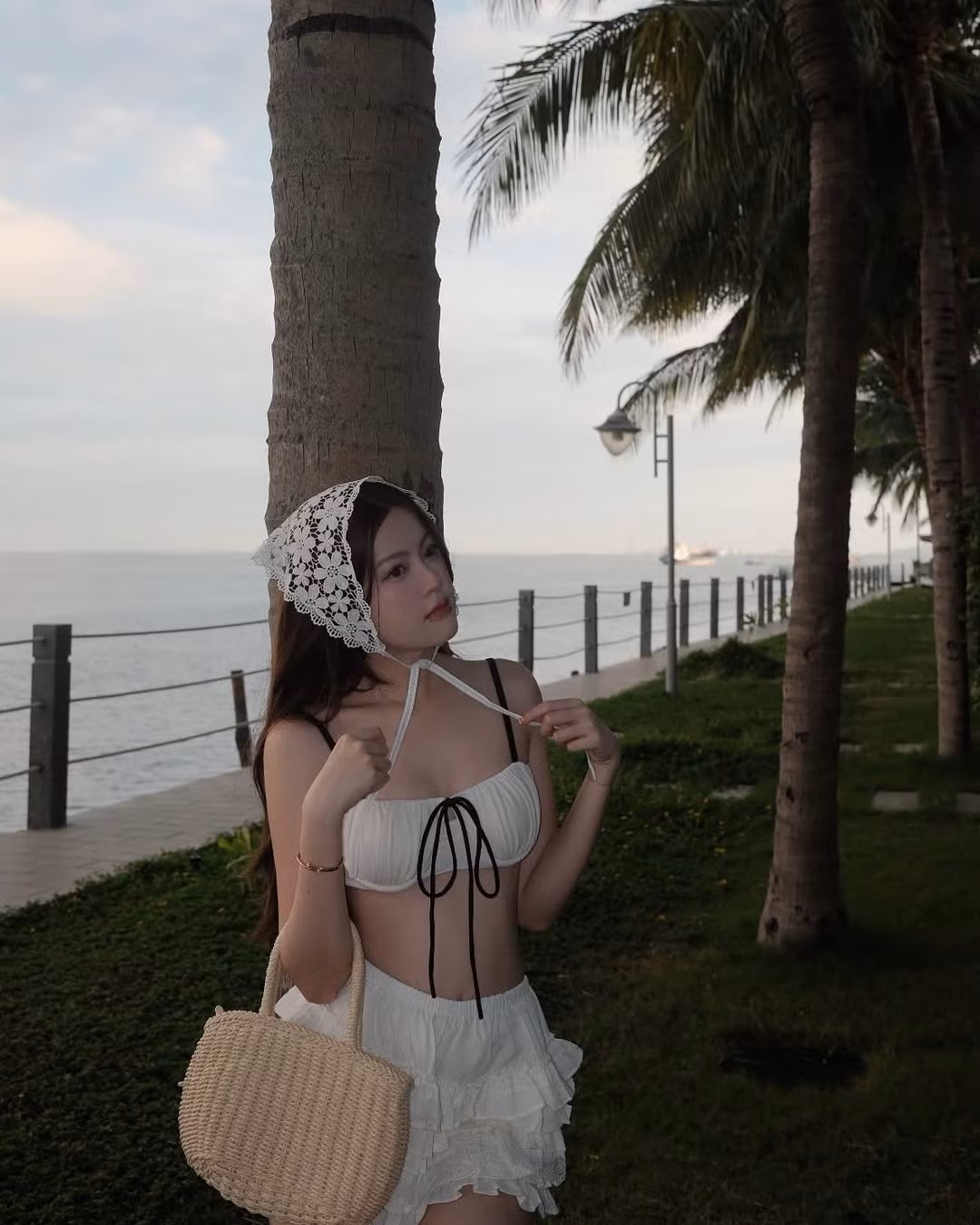 Điểm nhấn đáng chú ý chính là chiếc chân váy ngắn bèo nhún với nhiều tầng xếp lớp, giúp tạo hiệu ứng bồng bềnh, nữ tính nhưng không kém phần năng động.
