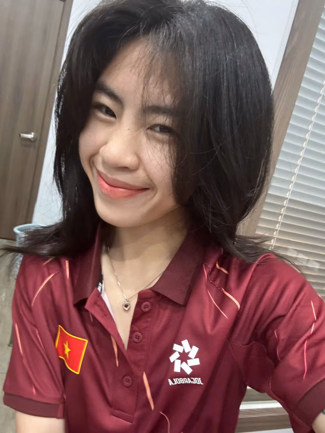 Mới đây, Thanh Nhã khiến cộng đồng mạng “tan chảy” khi chia sẻ loạt ảnh đời thường trên trang cá nhân. Chỉ một vài tấm ảnh selfie giản đơn, mộc mạc nhưng cô nàng chiếm trọn cảm tình của người hâm mộ. Đồng thời, cô nàng cũng khéo kêu gọi người hâm mộ cổ vũ cho mình cùng đồng đội trong trận đấu vào ngày 16/5 sắp tới.