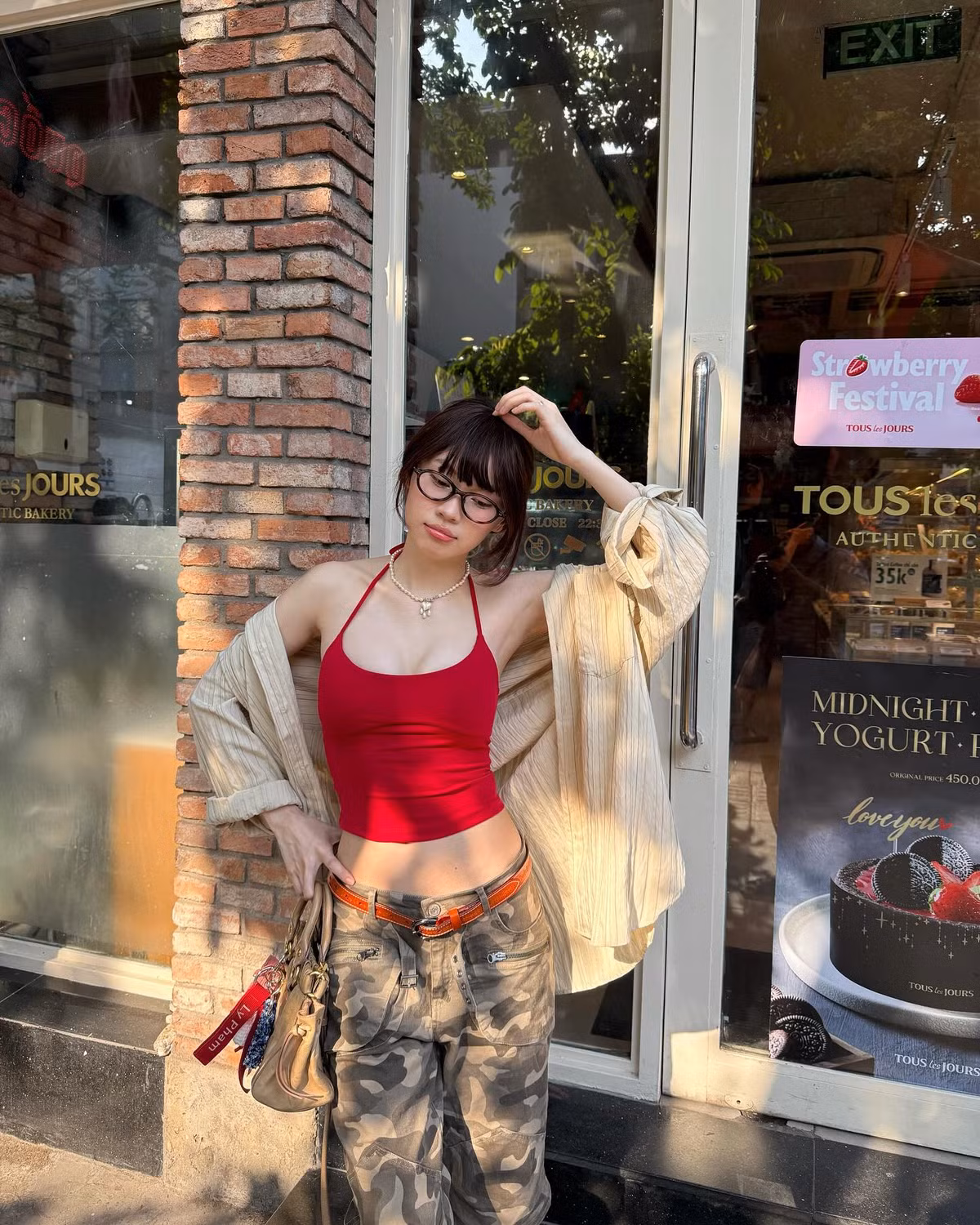 Ly Phạm là một trong cái tên có sức ảnh hưởng trong giới trẻ với phong cách ăn mặc ấn tượng. Điều khiến Ly Phạm tạo nên sức hút là cách phối đồ luôn giúp cô tôn vóc dáng.