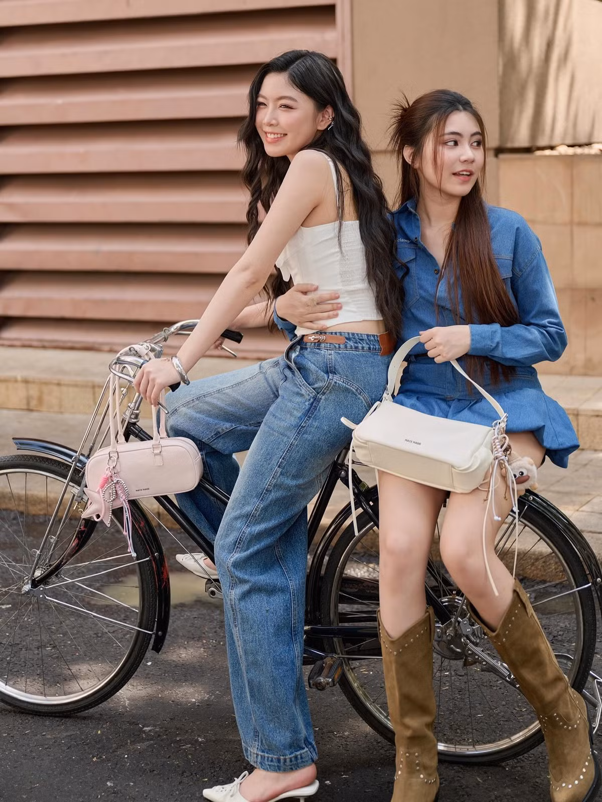 Phụ kiện đi kèm là thắt lưng bản nhỏ giúp tôn vòng eo thon gọn, kết hợp túi mini xinh xắn và boots da lộn màu nâu tạo nên tổng thể trẻ trung nhưng đầy phong cách.