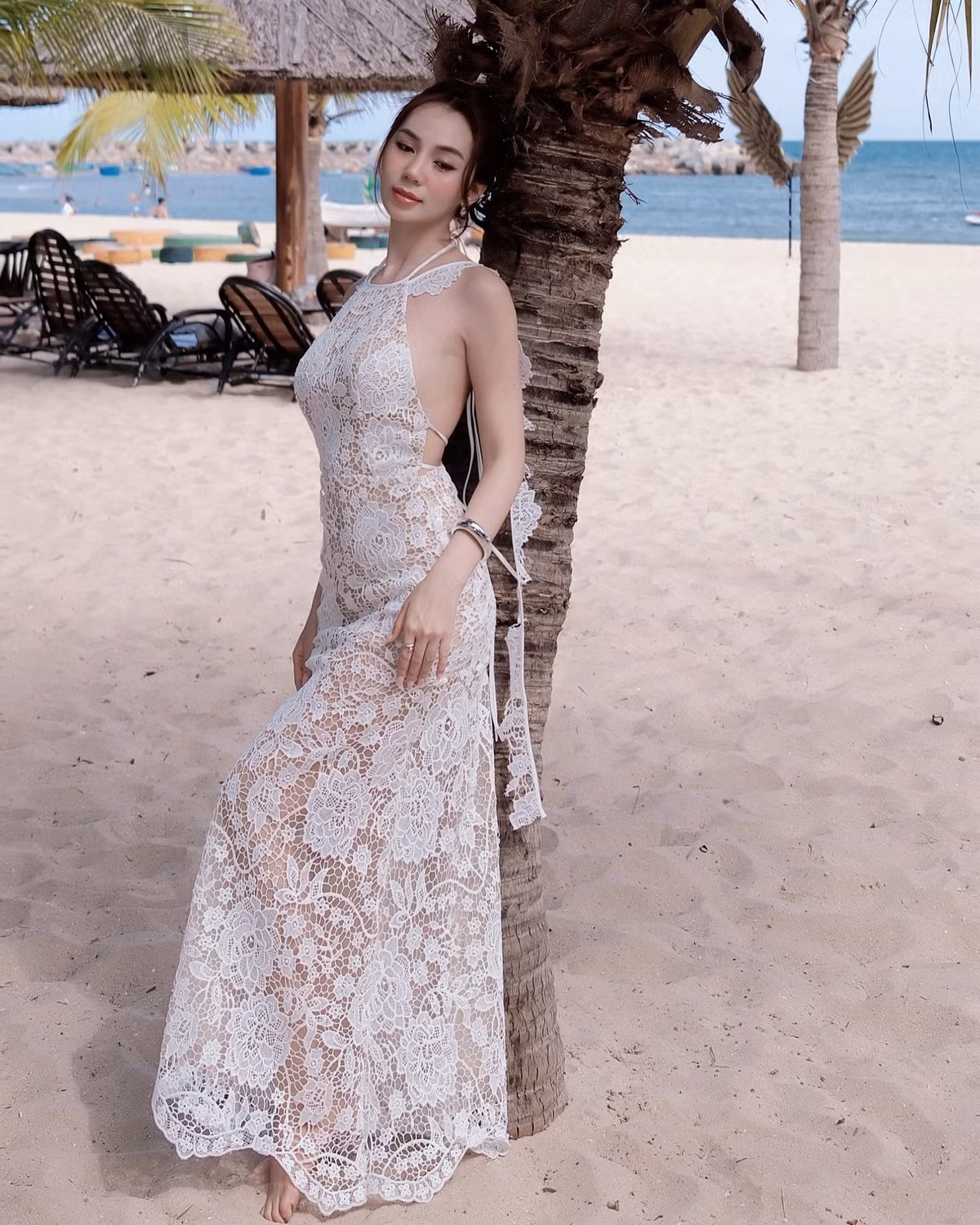 Xuất hiện trong bộ váy ren trắng xuyên thấu, Hoàng Kim Chi khoe trọn đường cong quyến rũ và làn da trắng mịn không tì vết.