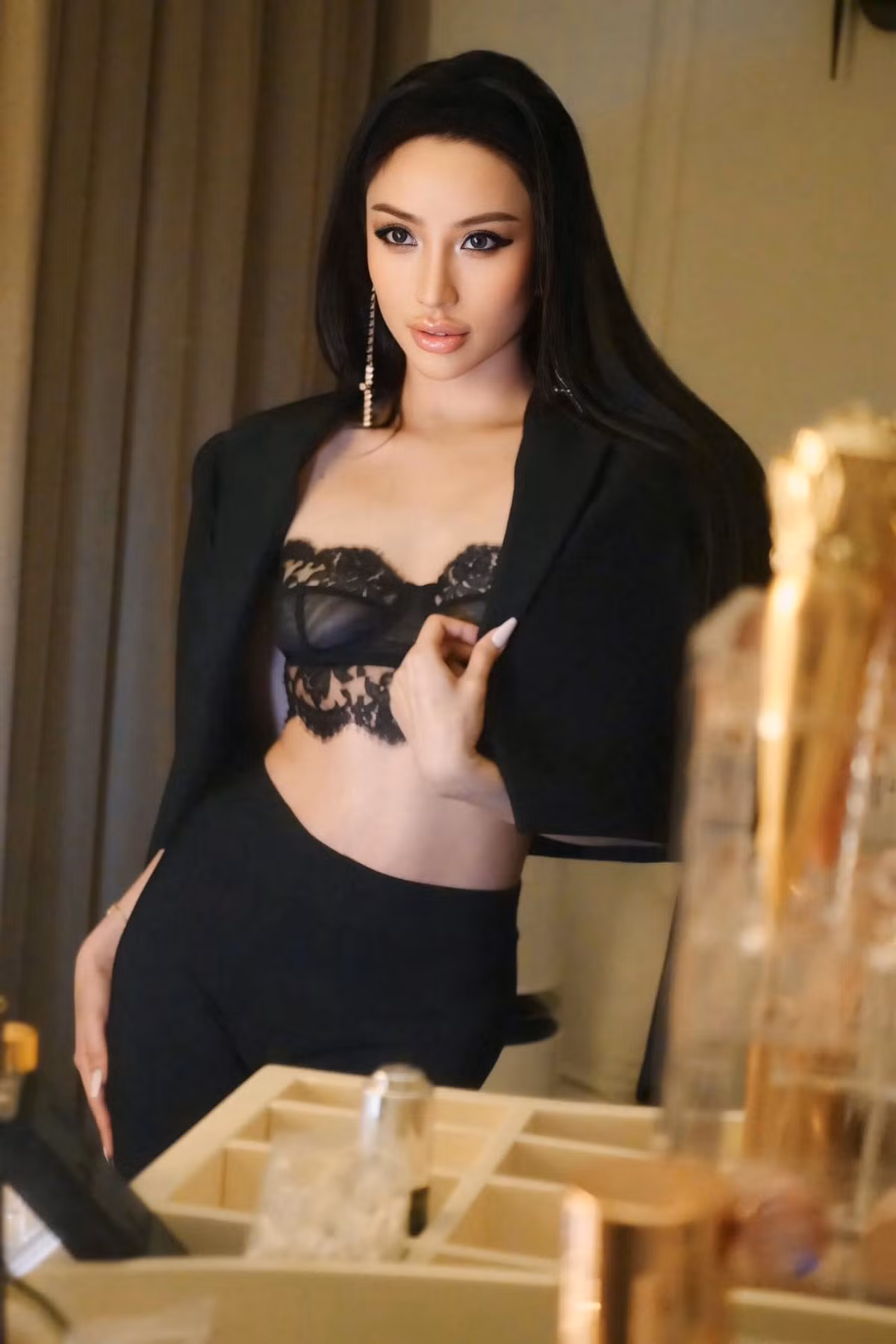 Trên trang cá nhân, thỉnh thoảng Meo Meo chia sẻ những bức ảnh đời thường, đủ để netizen thấy cô vẫn giữ vững phong độ: da trắng, dáng thon, thần thái ngút ngàn.