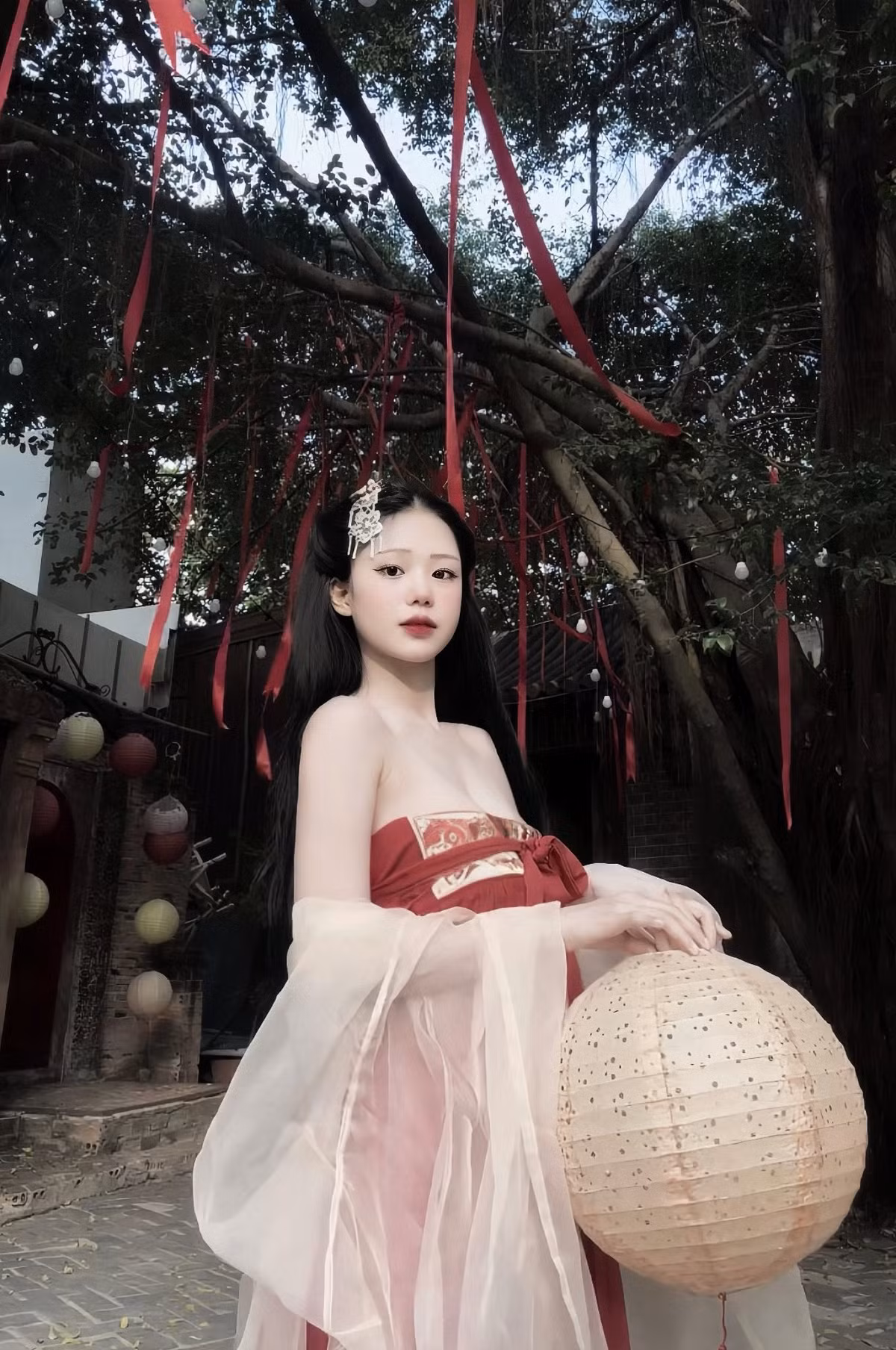 Trong bộ ảnh, Yugi diện bộ y phục lấy cảm hứng từ trang phục cổ đại, phần thân váy xếp ly mềm mại cùng chiếc áo khoác voan mỏng tang nhẹ nhàng bay theo gió, tạo cảm giác vừa quyến rũ vừa thanh tao.