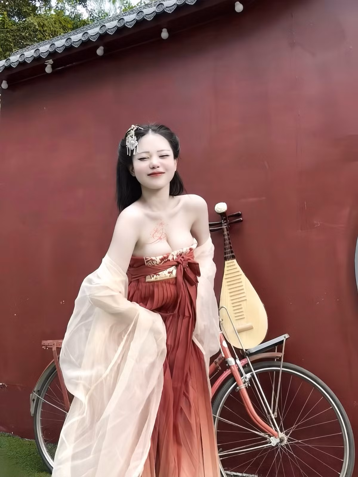 Mái tóc dài được tết cao cài trâm ngọc, kết hợp cùng cách trang điểm nhẹ nhàng giúp cô toát lên vẻ đẹp như bước ra từ một bộ phim cổ trang huyền thoại.