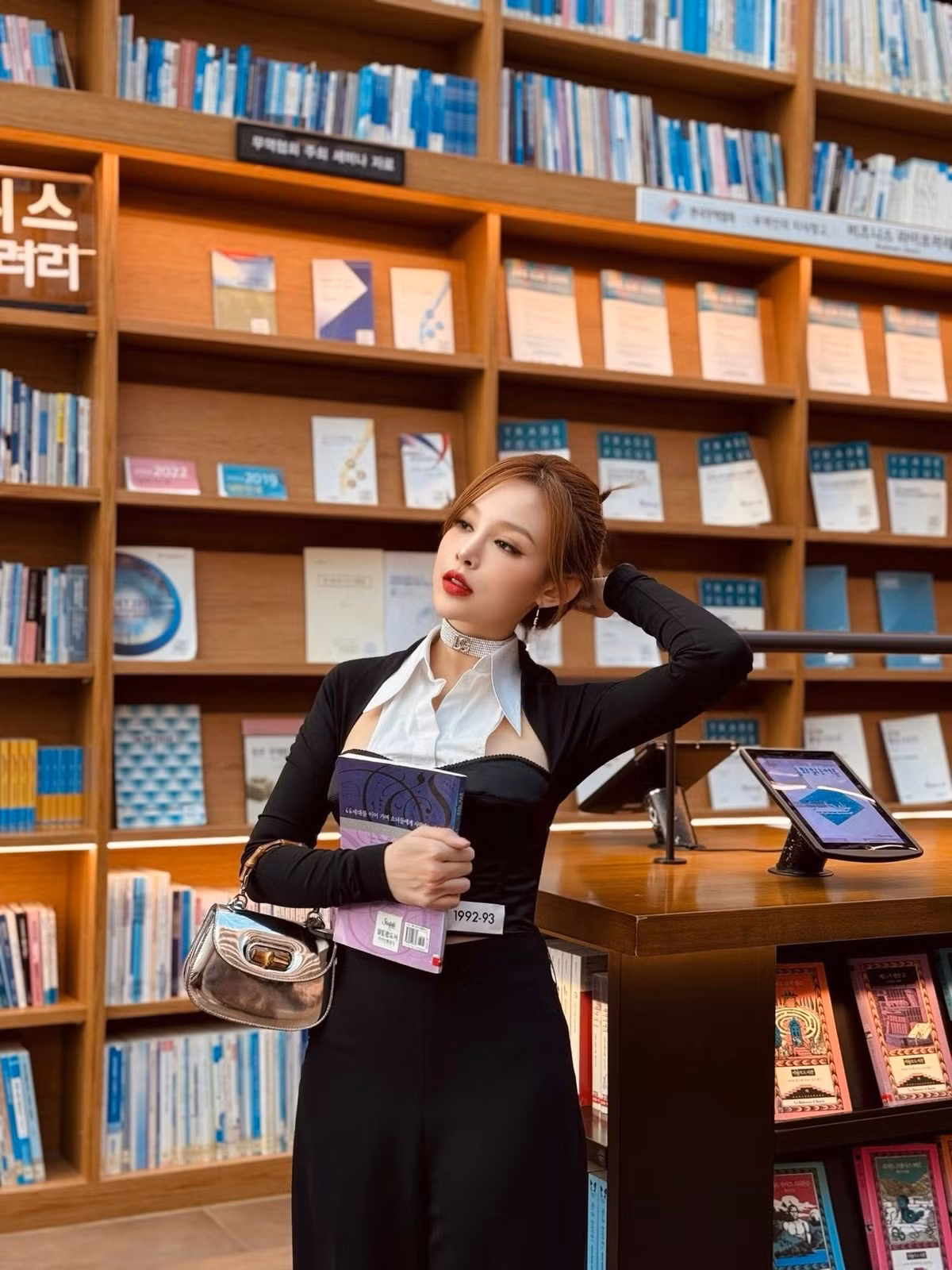 Dù đã là mẹ hai con, Huyền Baby vẫn giữ vững phong độ nhan sắc và vóc dáng đỉnh cao. Cô chính là hình mẫu "gái hai con trông mòn con mắt", luôn xuất hiện chỉn chu và đẳng cấp mỗi lần lên đồ.