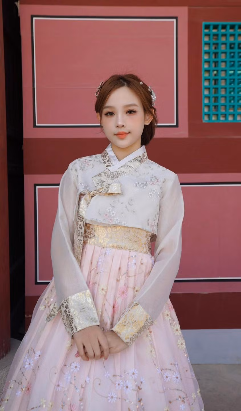 Huyền Baby, tên thật là Đặng Ngọc Huyền, là một trong những hot girl đời đầu nổi bật nhất của thế hệ 9X. Cô được biết đến rộng rãi sau khi tham gia chương trình “Ngôi nhà hot VTeen” nhờ sở hữu vẻ ngoài ngọt ngào, làn da trắng sáng cùng phong cách tiểu thư đài các.