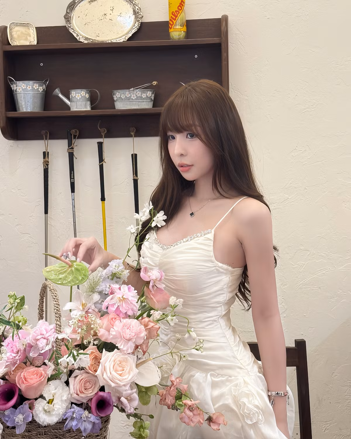 Tammy còn khéo léo kết hợp váy trắng cùng phụ kiện đơn giản mà tinh tế: vòng cổ đính đá xanh biển và vòng tay bạc nhỏ, vừa đủ để tôn vẻ thanh lịch mà không làm lu mờ sự mềm mại của bộ trang phục.