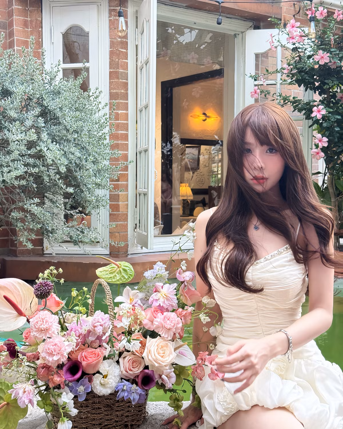 Mới đây trên trang cá nhân, nàng hot girl Tammy Phạm vừa đăng tải loạt ảnh với giao diện nữ tính ngắm là yêu kèm dòng trạng thái đầy nũng nịu: "Em bé hoa lá xin chào mùa hè".