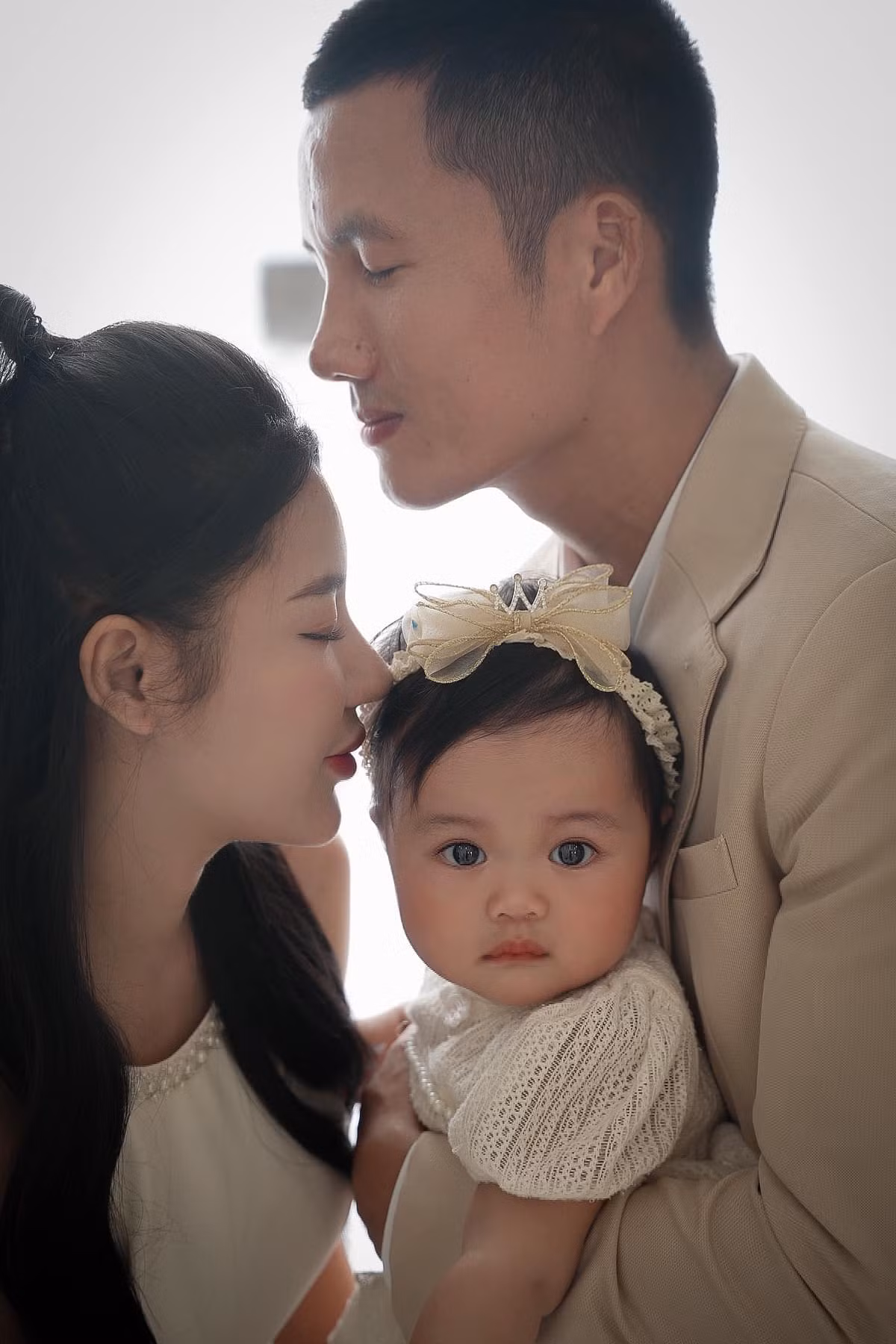 Những bộ cánh cô lựa chọn đa phần mang phong cách nữ tính, tối giản nhưng tinh tế, khai thác khéo léo vòng eo thon gọn và đôi chân nuột nà.