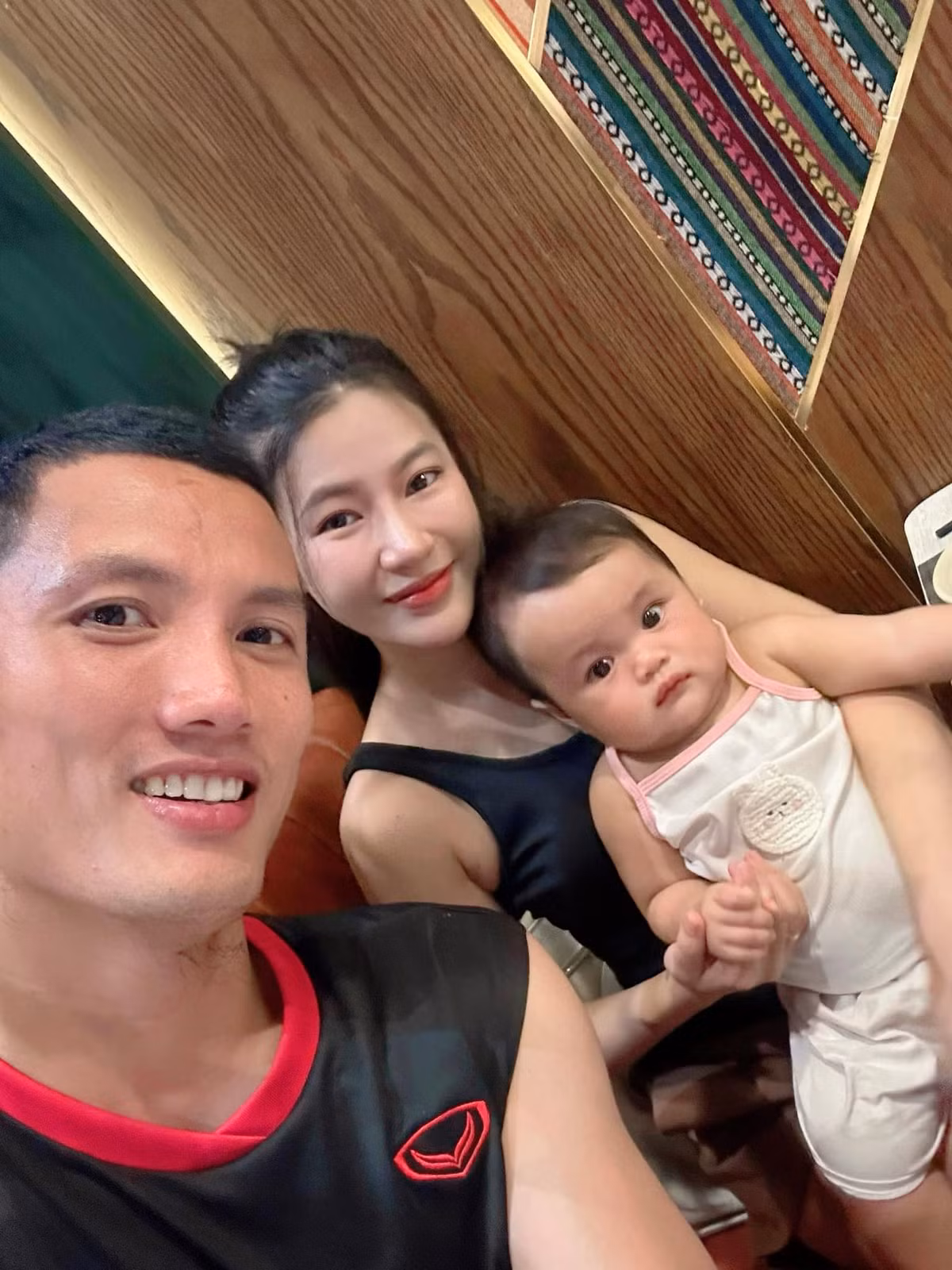 Cô nàng cùng con gái cũng thường xuất hiện ở những trận đấu quan trọng để ủng hộ ông xã.