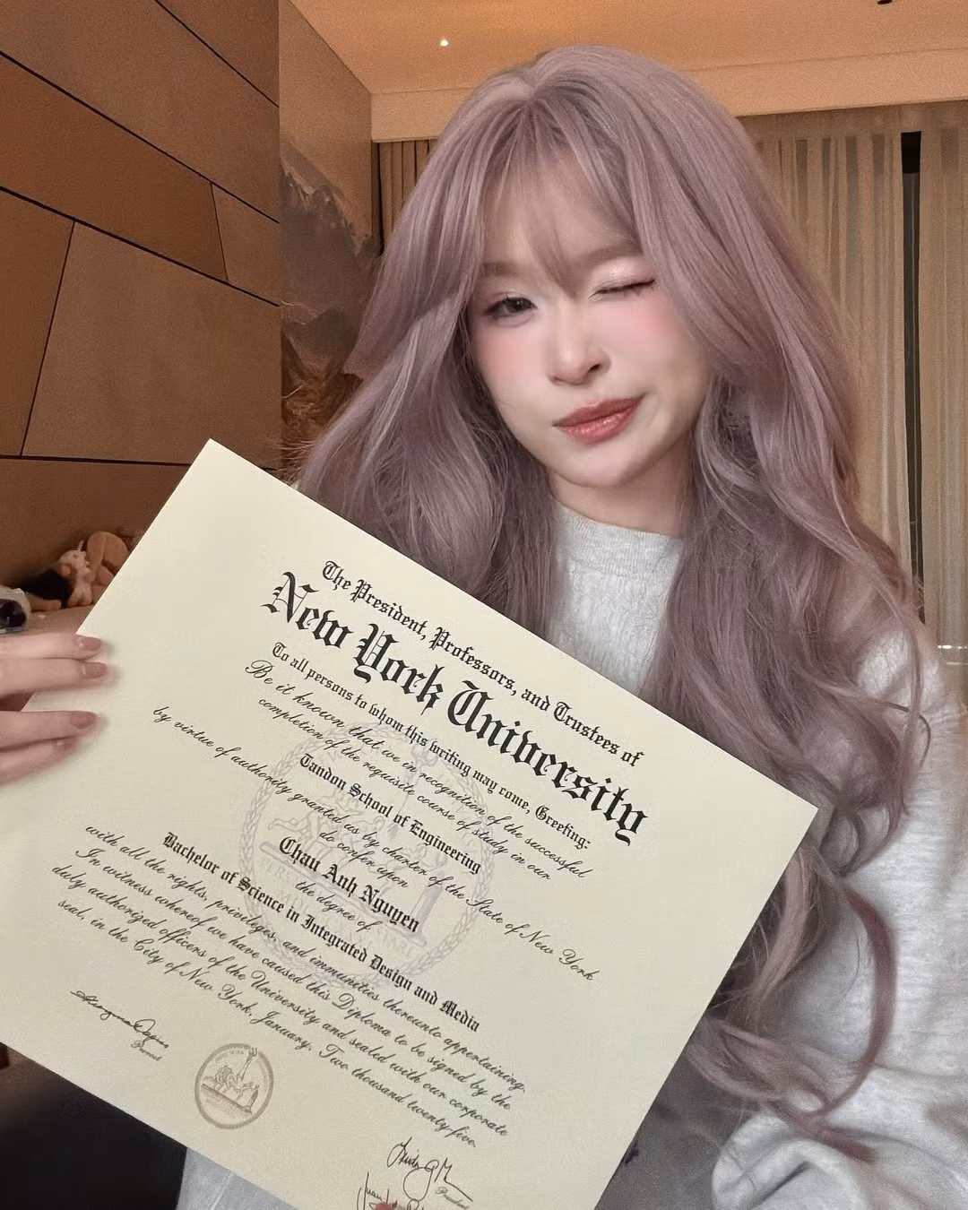 Trước đó, vào cuối tháng 3, Chao gây chú ý khi khoe tấm bằng Đại học New York (Mỹ) trên mạng xã hội. Được biết, cô nàng theo học chuyên ngành Integrated Design Media, song chưa thể dịch tên ngành học này một cách chính xác sang tiếng Việt.