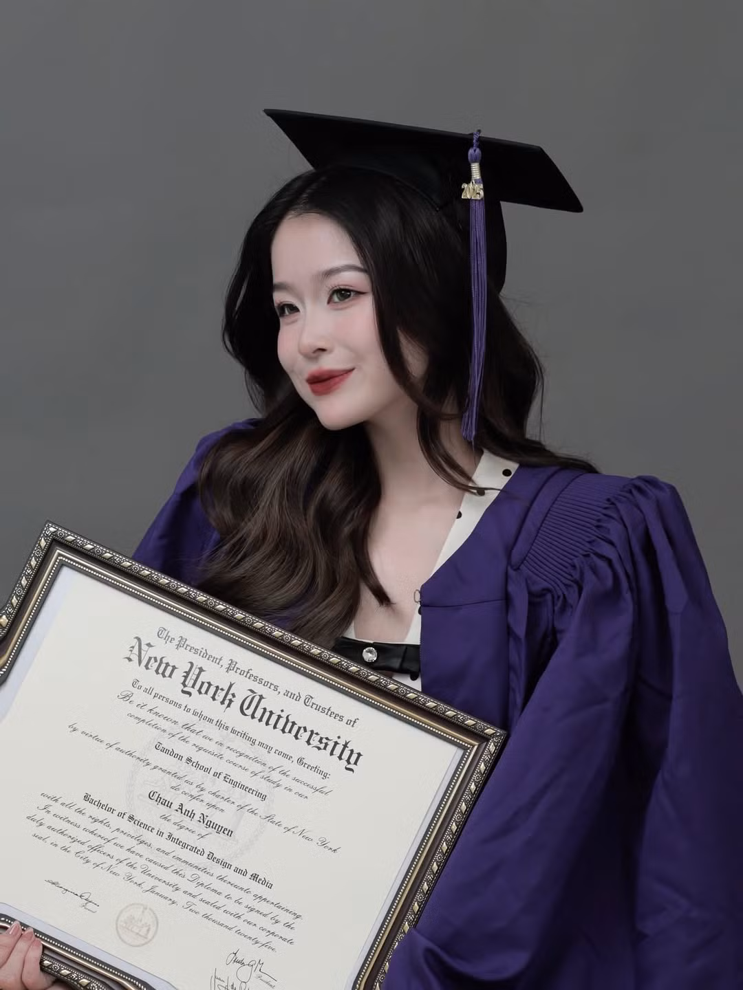 Một số người cho rằng Chao đang thể hiện cá tính, sự tự tin và tinh thần dám khác biệt, trong khi số khác lại cho rằng việc lựa chọn trang phục gợi cảm khi chụp cùng bằng tốt nghiệp là chưa phù hợp.