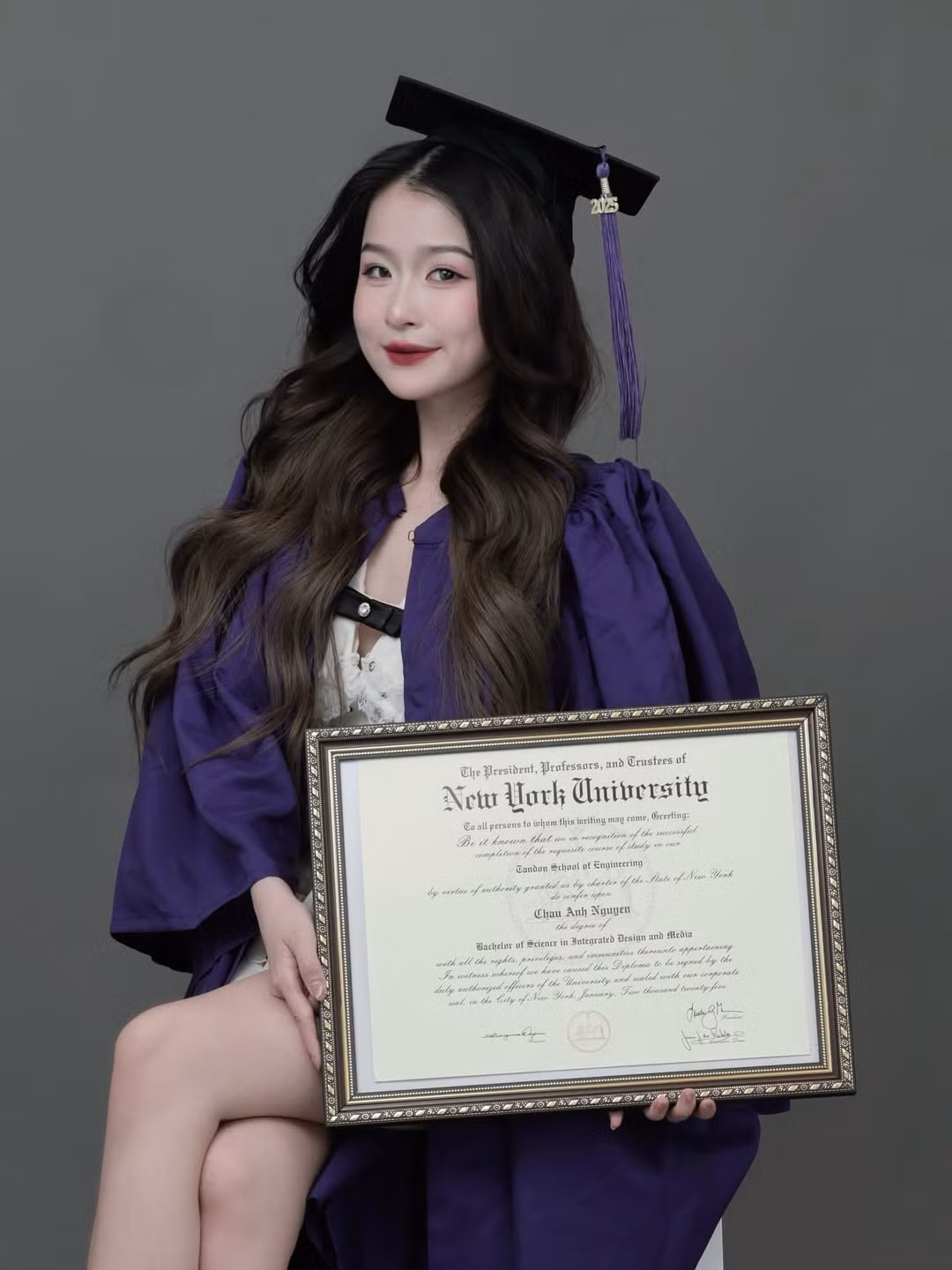 Mới đây, Tiktoker Chao (Nguyễn Châu Anh, sinh năm 2003) bất ngờ chia sẻ loạt ảnh tốt nghiệp khiến cộng đồng mạng xôn xao. Không chỉ gây chú ý với tấm bằng danh giá từ Đại học New York (NYU), cô nàng còn khiến dân mạng bàn tán rôm rả khi diện một bộ trang phục có phần phá cách.