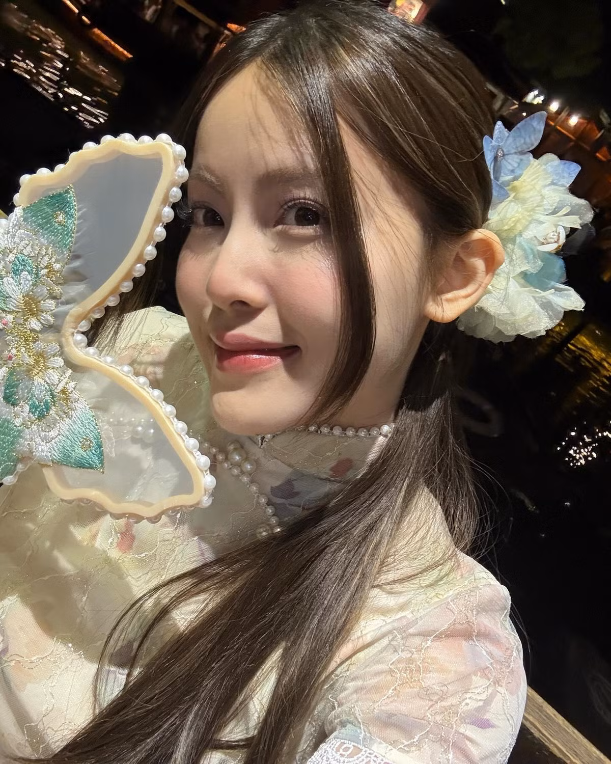 Thần thái của cô nàng mới thật sự là điều khiến người ta phải ngắm mãi không rời. Gương mặt khả ái với nụ cười nhẹ, ánh mắt đằm thắm và cách tạo dáng nhẹ nhàng giữa ánh đèn vàng của phố cổ khiến người ta liên tưởng đến hình ảnh những đại mỹ nhân của điện ảnh Hồng Kông như Trương Mạn Ngọc hay Lâm Thanh Hà thời hoàng kim.