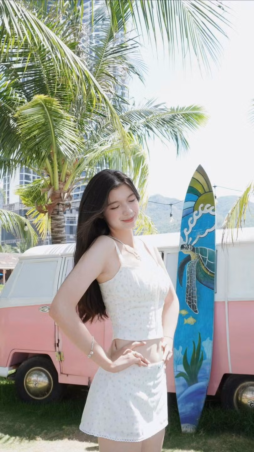 Dáng vẻ nhẹ nhàng, đôi mắt biết cười cùng phong cách thời trang đơn giản nhưng tinh tế khiến cô hóa thành một “nàng thơ” đích thực giữa khung cảnh thiên nhiên nên thơ.