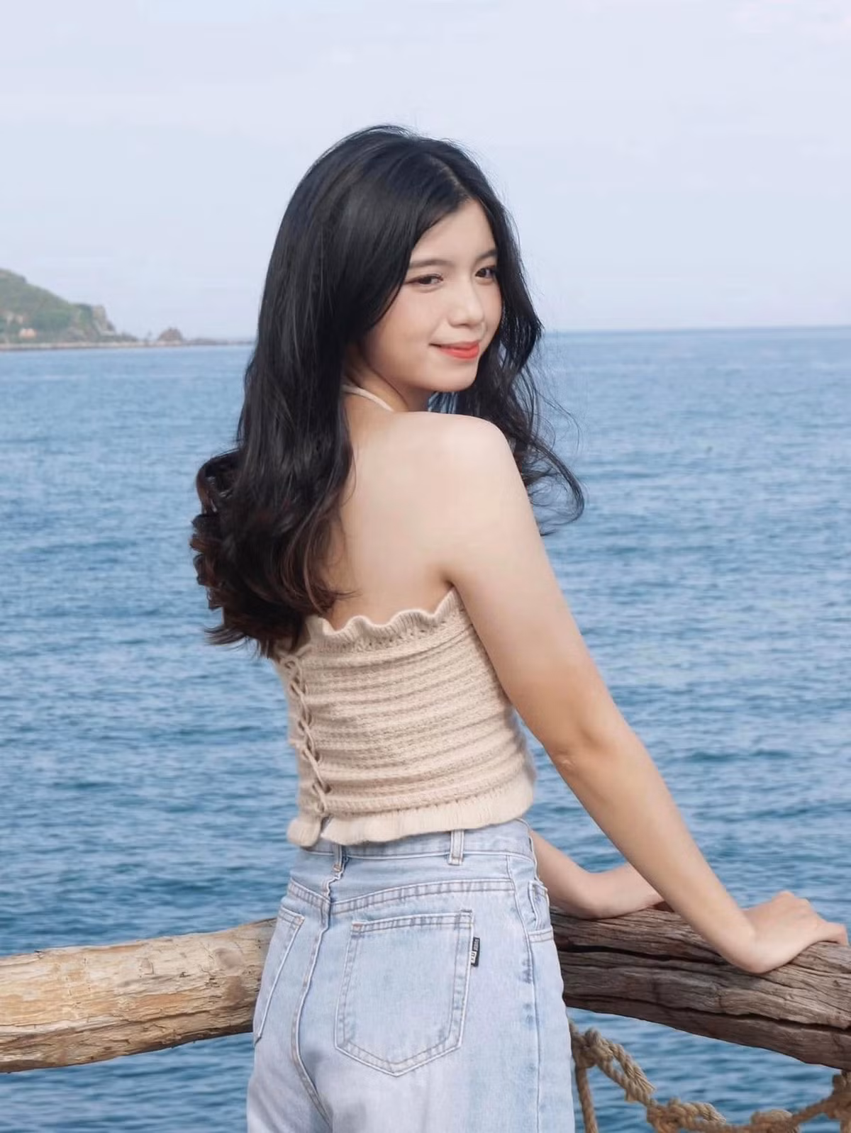 Trên trang cá nhân, Bảo Chinh thường chia sẻ về hình ảnh cô tham gia nhiệm vụ diễu binh, học tập ở trường và những hình ảnh đời thường.