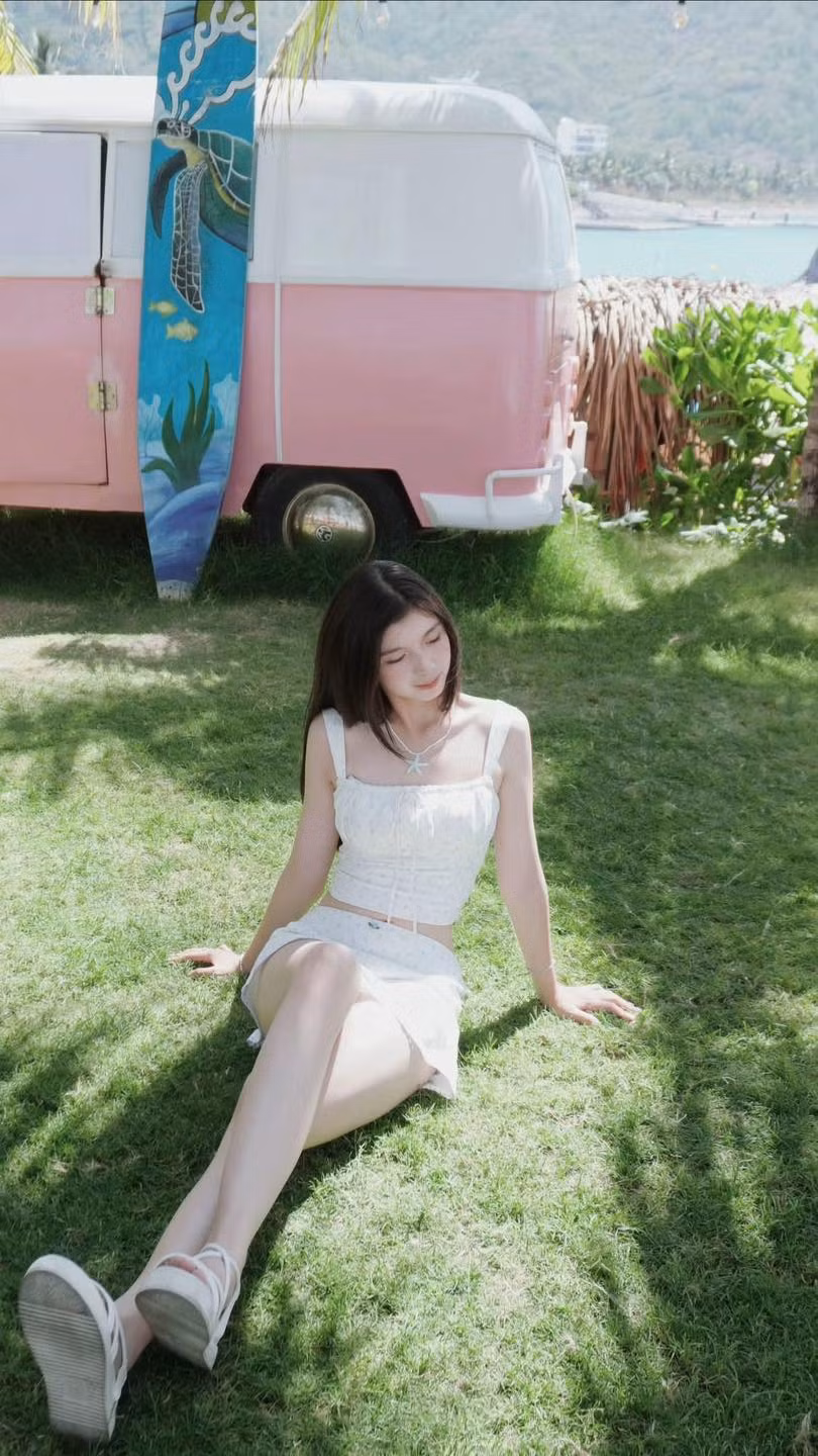 Nhiều người đã dành lời khen cho nàng "hot girl quân nhân": "xinh thế nhờ", "nàng thơ của lòng tui".