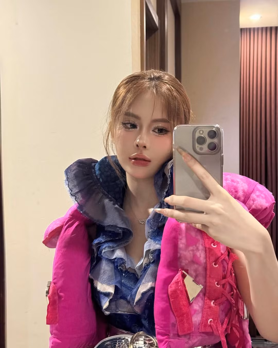 Sau show diễn, Ngân Hà cũng không giấu nổi sự phấn khích và niềm vinh dự khi đăng tải những hình ảnh trong show diễn lên trang cá nhân.