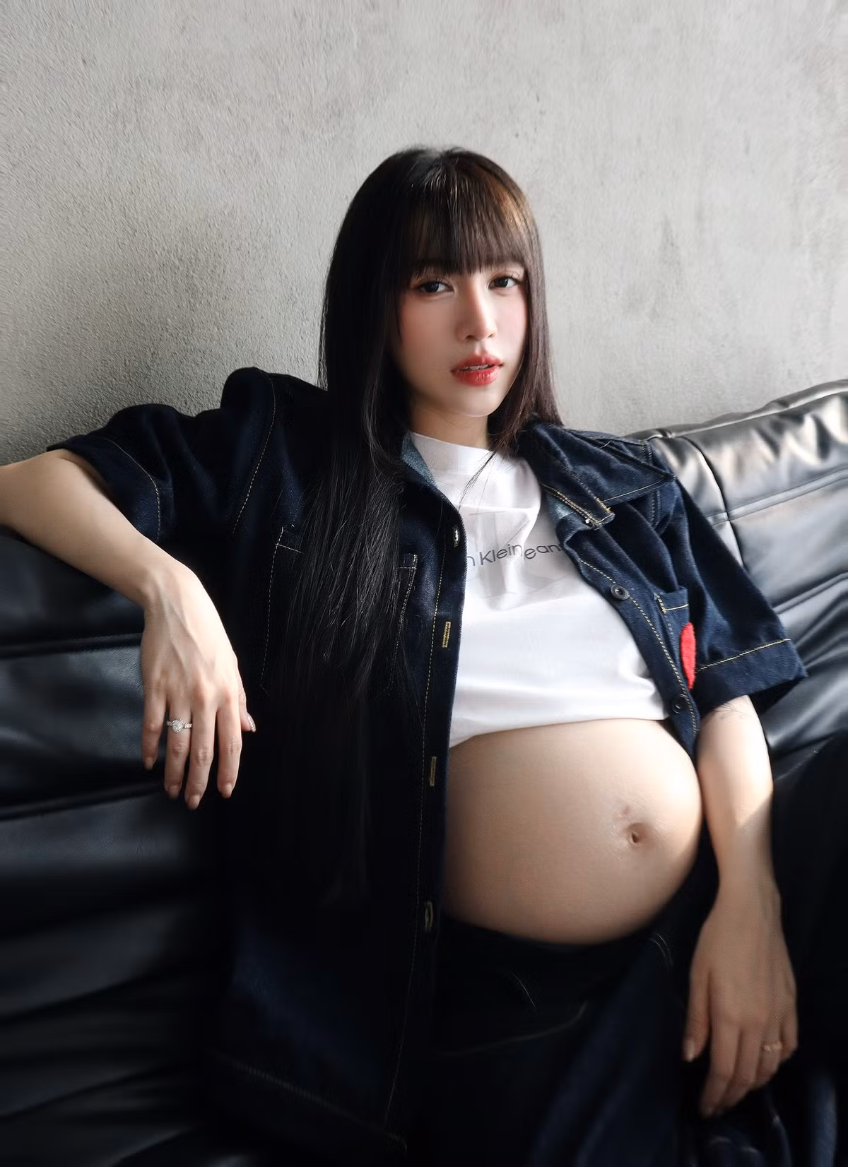 Trong loạt ảnh lần này, Joyce Phạm lựa chọn phong cách thời trang bụi bặm pha chút nổi loạn với áo crop-top trắng ôm sát và quần jean ống rộng kiểu dáng streetwear.