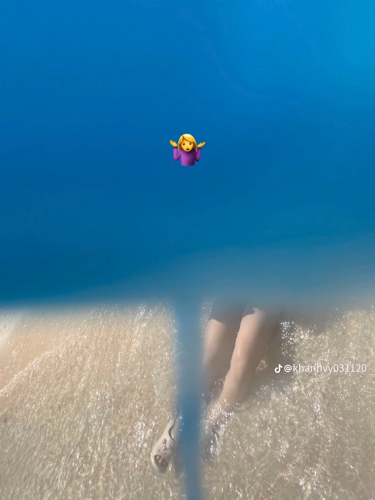 Cô gái diện một bộ bikini gợi cảm, tự tin tạo dáng giữa khung cảnh nắng vàng biển xanh, mong muốn có một bộ ảnh thật “cháy” để đăng mạng xã hội.
