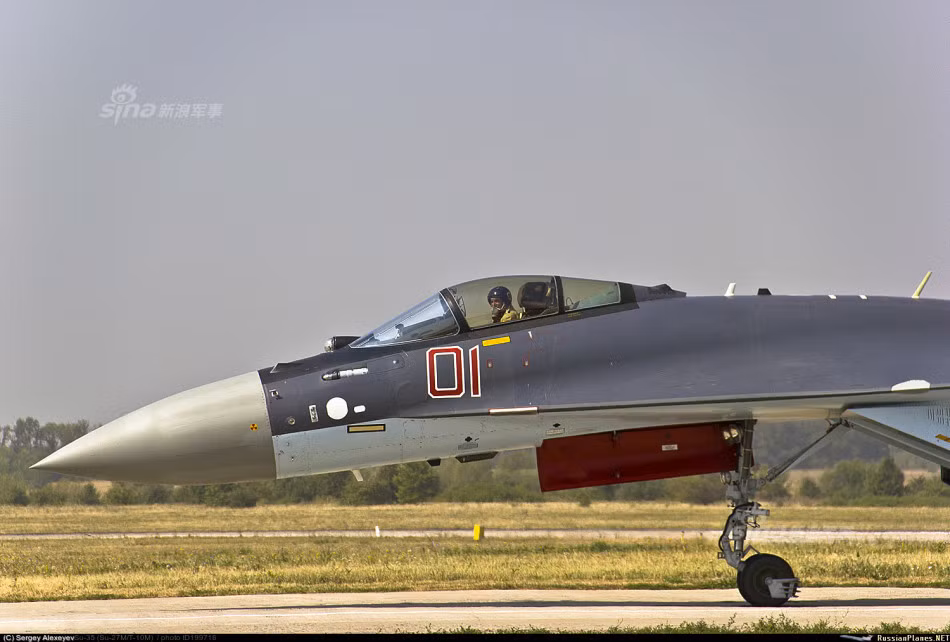 Các nguồn tin cũng cho biết, hệ thống hiển thị dữ liệu bay trong buồng lái Su-35 bán cho Trung Quốc sẽ dùng tiếng Nga bởi chữ tượng hình của Trung Quốc rất khó đọc trên màn hình LCD buồng lái. Nguồn ảnh: Russian Plane