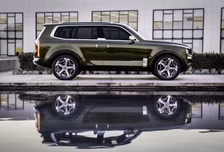 Dựa trên cơ sở chassis của dòng crossover cỡ trung Sorento hiện tại nhưng Telluride có trục cơ sở dài hơn tới 30 cm, đưa chiếc xe thẳng lên phân khúc SUV cỡ lớn cao cấp như Mercedes GLS.