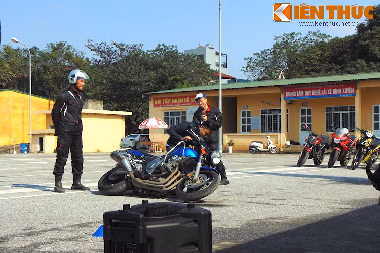 Các học viên đã được hướng dẫn chi tiết những lưu ý khi sử dụng xe máy, đặc biệt là các dòng xe phân khối lớn vốn có kích thước và trọng lượng khá lớn so với thể trạng người Việt. Thậm chí, các cách dựng xe sau khi đổ cũng được huấn luyện viên hướng dẫn kỹ càng.