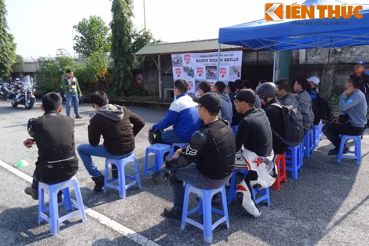 Trước khi ra sân tập, những người tham dự cũng được hướng dẫn kỹ càng những lưu ý quan trọng để bảo đảm an toàn tối đa cho bản thân và các biker khác.