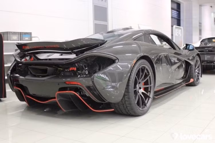 Để có thể "độ" siêu xe Mclaren P1 thường thành P1 Carbon Series, chủ xe sẽ phải bỏ ra thêm 200.000 USD (tương đương gần 450 triệu đồng).