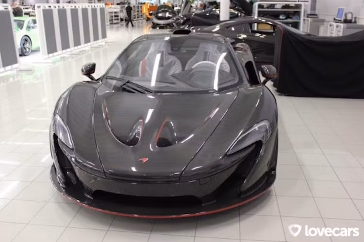 McLaren P1 Carbon Series gồm 5 chiếc P1 đã được bán ra bởi McLaren, nhưng sau đó chủ nhân đã gửi ngược lại hãng để thay thế toàn bộ vỏ xe bằng sợi carbon để trần không sơn.