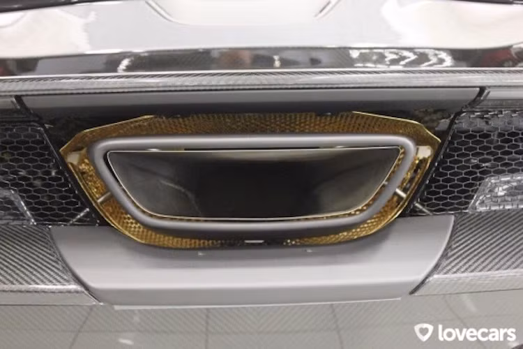 Hệ động lực của những chiếc McLaren P1 Carbon Series hoàn toàn không thay đổi với động cơ V8 3.8l tăng áp kèm mô-tơ điện, với tổng công suất 903 mã lực.