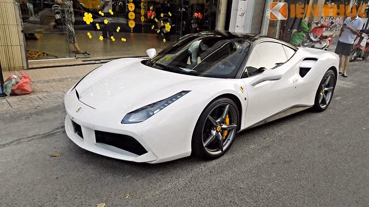 Hệ thống phanh trên 488 tương tự siêu xe LaFerrari. Lốp 488 rộng hơn so với đàn anh 458 nhằm đảm bảo độ cân bằng tốt hơn khi vào cua.