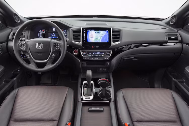 Cabin của xe cũng có nhiều chi tiết công nghệ như bảng đồng hồ với màn hình hiển thị đa thông tin, hệ thống thông tin giải trí có chức năng GPS dẫn đường... Những hệ thống hỗ trợ người lái gồm cảnh báo va chạm, chuyển làn, tự động giữ làn, camera lùi đa góc...