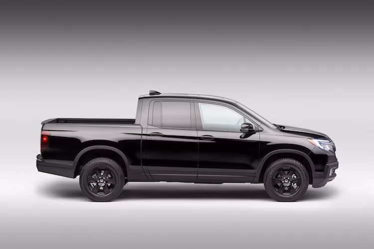 Tuân theo phong cách thiết kế mới nhất của Honda, mẫu pick-up Ridgeline 2016 sở hữu nhiều chi tiết đẹp mắt và gần với các dòng xe dân dụng khác của hãng, chẳng hạn như cụm đèn pha sắc sảo với lưới tản nhiệt khá giống CR-V.