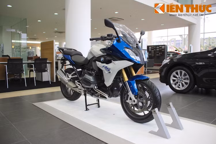 Ngoài BMW, các đối thủ chính của R1200RS bao gồm Honda Interceptor, Kawasaki Concours, Yamaha FJR1300. Đây là một dòng xe mới của BMW khi mới chỉ được bán vào năm 2015 vừa qua.