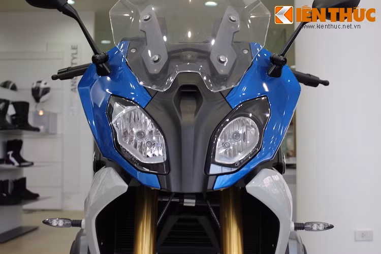 Do mới có mặt chưa lâu nên R1200RS sở hữu thiết kế mang khá nhiều điểm chung với mẫu superbike S1000RR, đặc biệt là ở phần đầu. Dù có chóa pha bất đối xứng nhưng hộp đèn pha kép của R1200RS lại có thiết kế giống nhau, thay vì có hình dáng khác nhau và đầy "cực đoan" như S1000RR.