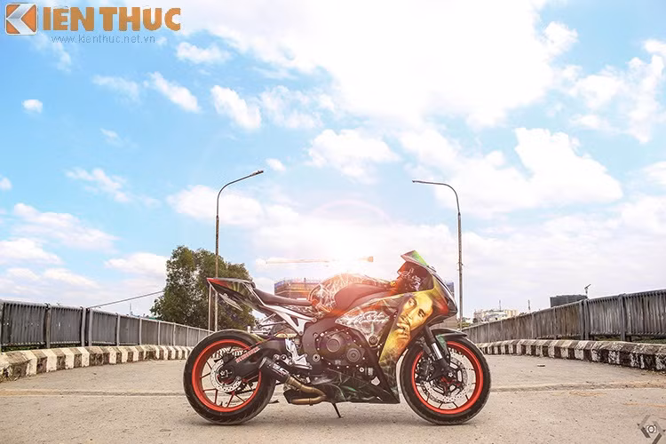 Tổng quan chiếc xế độ được chủ xe lên dàn áo phong cách nhạc Rock với hình ảnh của dòng nhạc Reggae nổi tiếng - Bob Marley.