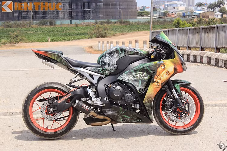 Honda CBR1000RR được trang bị động cơ 4 xy - lanh cho công suất 178HP tại 12.500 vòng/phút và mô - men xoắn cực đại 114Nm tại 10.500 vòng/phút