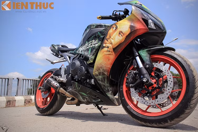 Mâm xe được sơn lại màu cam đỏ nổi hơn so với nguyên bản, chiếc CBR1000RR này có công suất 178HP.