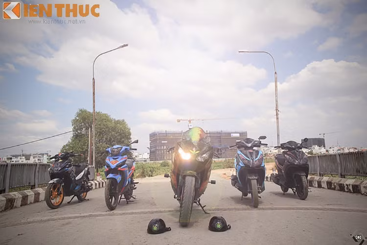 Siêu môtô Honda CBR1000RR tự tin đọ dáng cùng những người anh em môtô phân khối nhỏ.