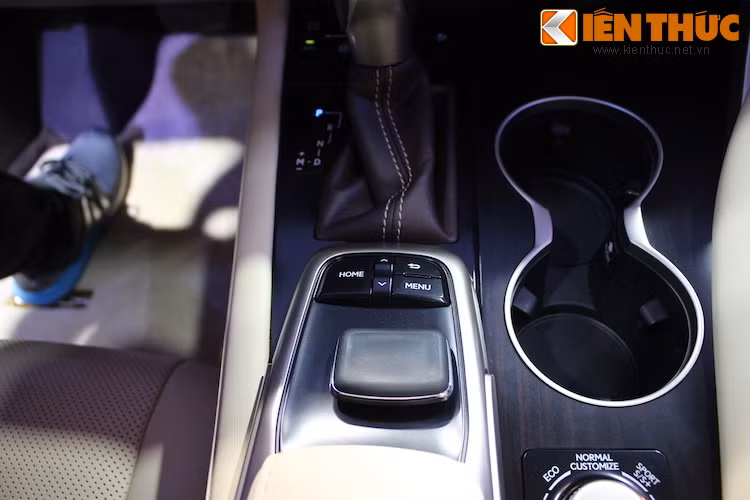 Màn hình trên xe không có tính năng cảm ứng, thay vào đó là núm điều khiển joystick dưới bệ trung tâm để giúp các khách hàng trung niên cũng có thể dễ dàng nắm bắt. Ngoài ra xe còn có đèn LED ẩn trong hộp đựng đồ trung tâm, cổng USB, ổ cắm điện tiện ích, khay sạc không dây...