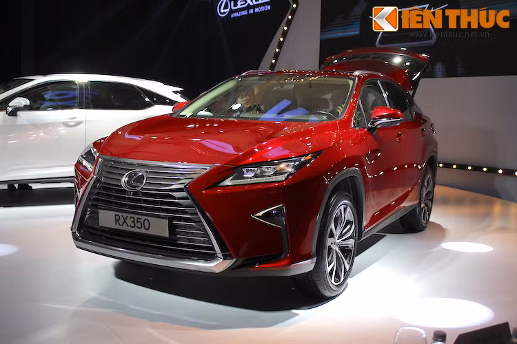 Lấy ý tưởng thiết kế từ những đường cắt xẻ trên một viên kim cương quý giá, Lexus RX mới tại Việt Nam sở hữu ngoại hình mạnh mẽ và đầy lôi cuốn với những đường nét sắc sảo.