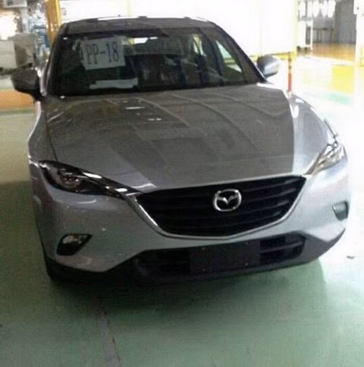 Dù vẫn sử dụng ngôn ngữ thiết kế KODO đầy ấn tượng nhưng phần đầu của mẫu coupe crossover mới của Mazda hoàn toàn không giống bất kỳ chiếc xe đa dụng nào hiện nay trong dòng sản phẩm của hãng.