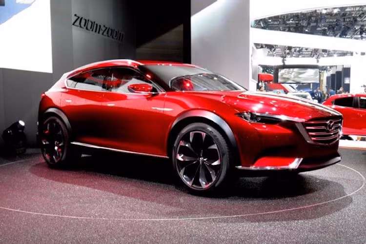 Ngay từ thiết kế bên ngoài, có thể thấy rằng mẫu xe mới dựa trên cơ sở mẫu concept Koeru từng được Mazda trưng bày trước đây. Theo ông Masamichi Kogai, đây sẽ là mẫu xe hoàn toàn mới của hãng.
