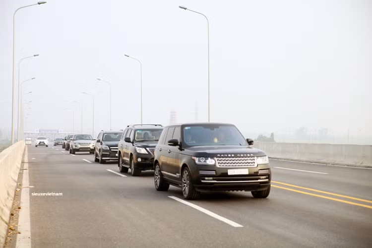 Những chiếc SUV hạng sang cỡ lớn của thương hiệu Range Rover trị giá tiền tỷ tại Việt Nam hiện nay, cũng ấn tượng không hề kém cạnh những chiếc Sedan hạng sang trong đoàn "xế khủng" rước dâu.